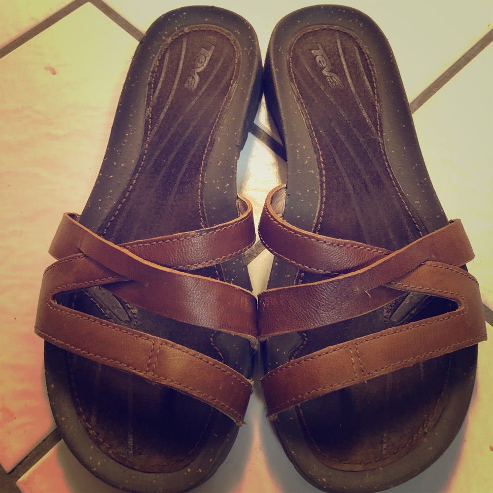 Teva Womens sandal size 7.5 color tan like new